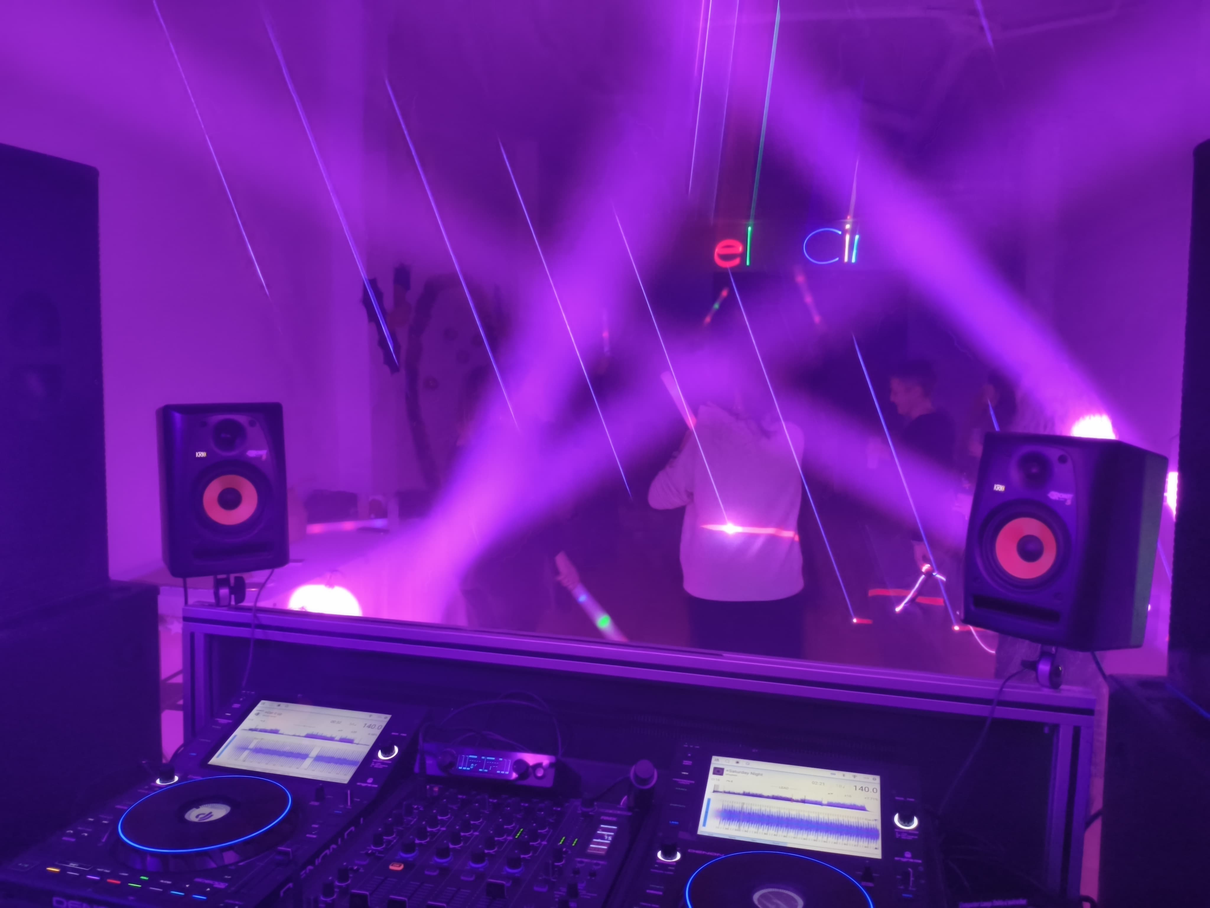 Cabina DJ profesional Denon con focos morados